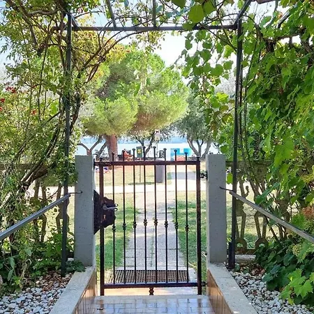 Apartment Petretic 1 *